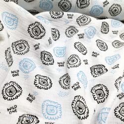 Fehér alapon kék-fekete oroszlán mintás dupla géz