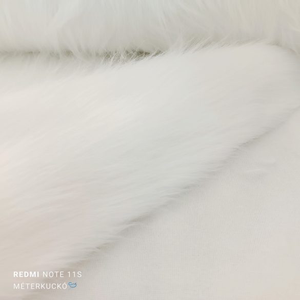 Fehér hosszú szálú műszőrme (5-6cm) 