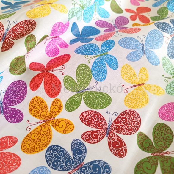 Fehér alapon színes pillangó mintás pamutvászon